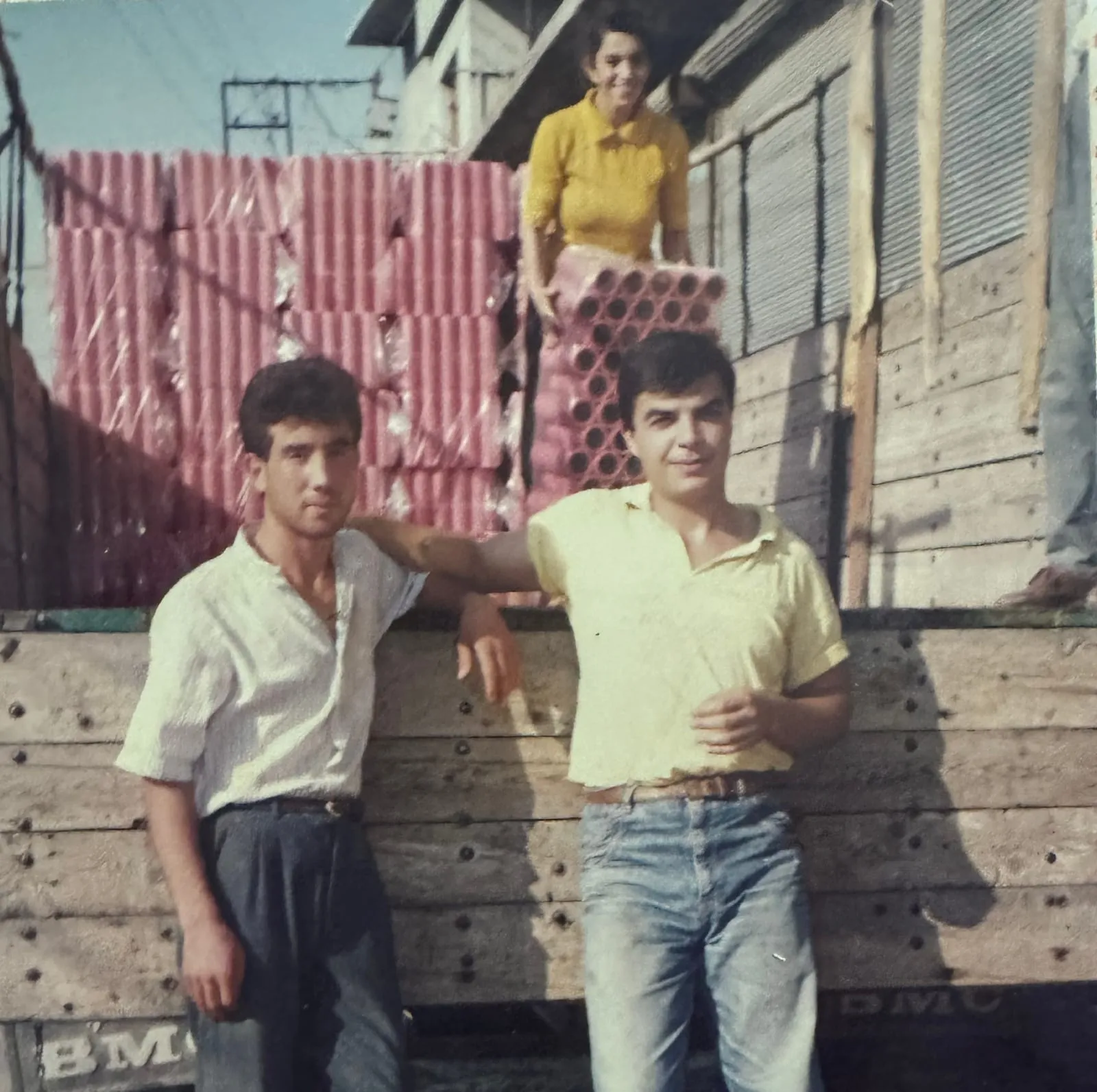 Mupak’ın ilk yıllarından yükleme günü, kamyonun önünde