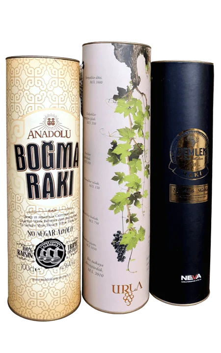 Silindir ve silindirik rakı bira şarap alkol kutuları.